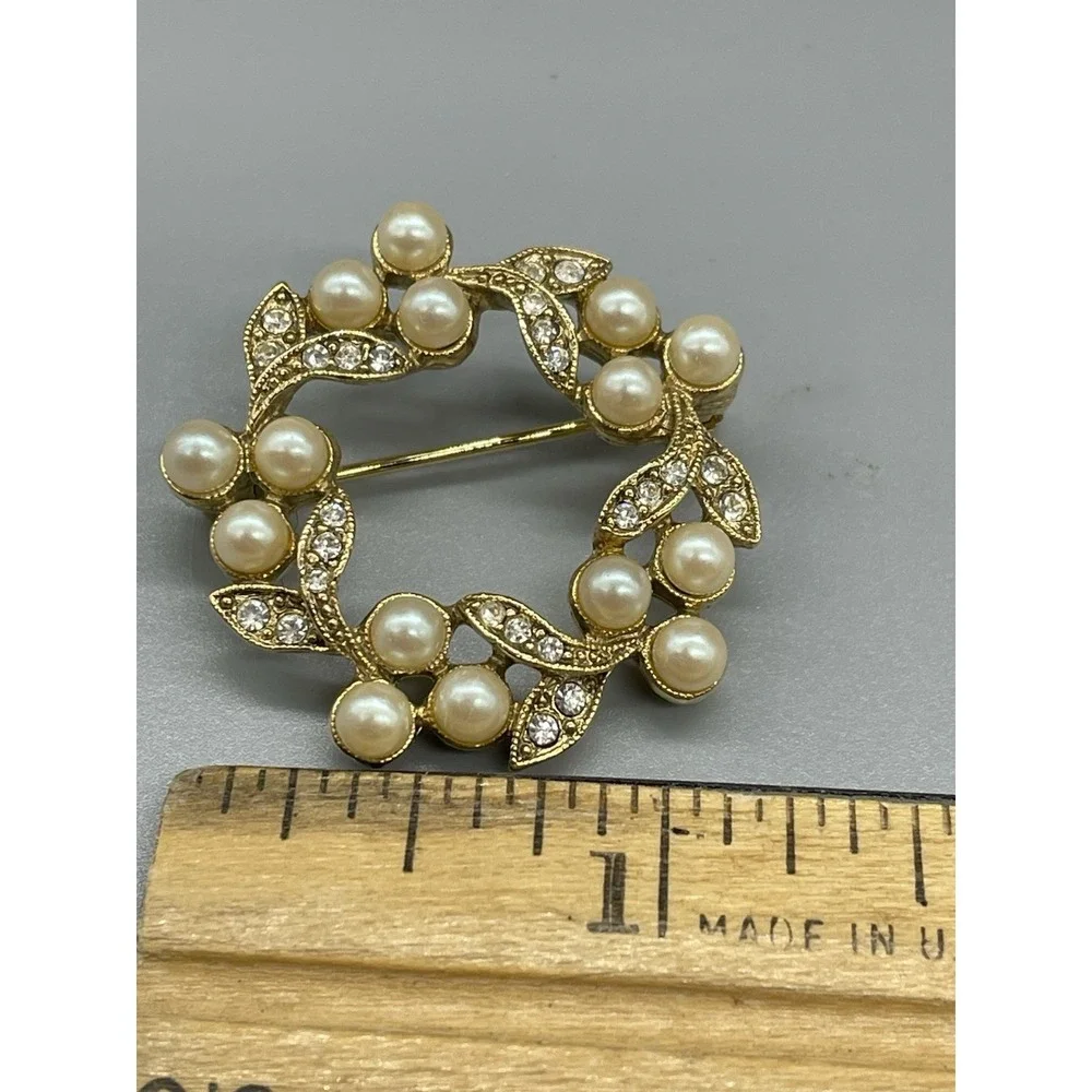 Vintage Carol Lee? Brooch Faux Pearls Rhinestones‎ Goldtone Wreath Brooch